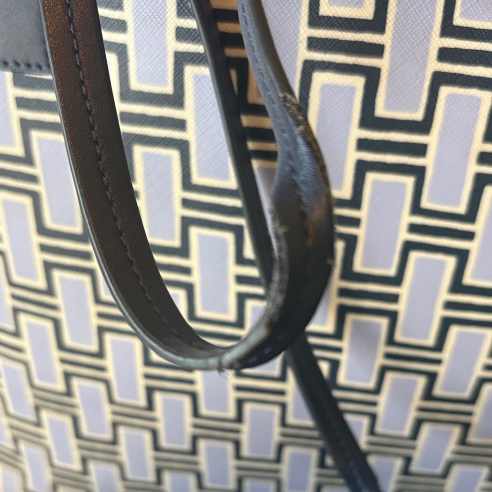 Kate Spade Stylish Geometric Patterned Tote Bag with matching wristlet - Picture 9 of 13